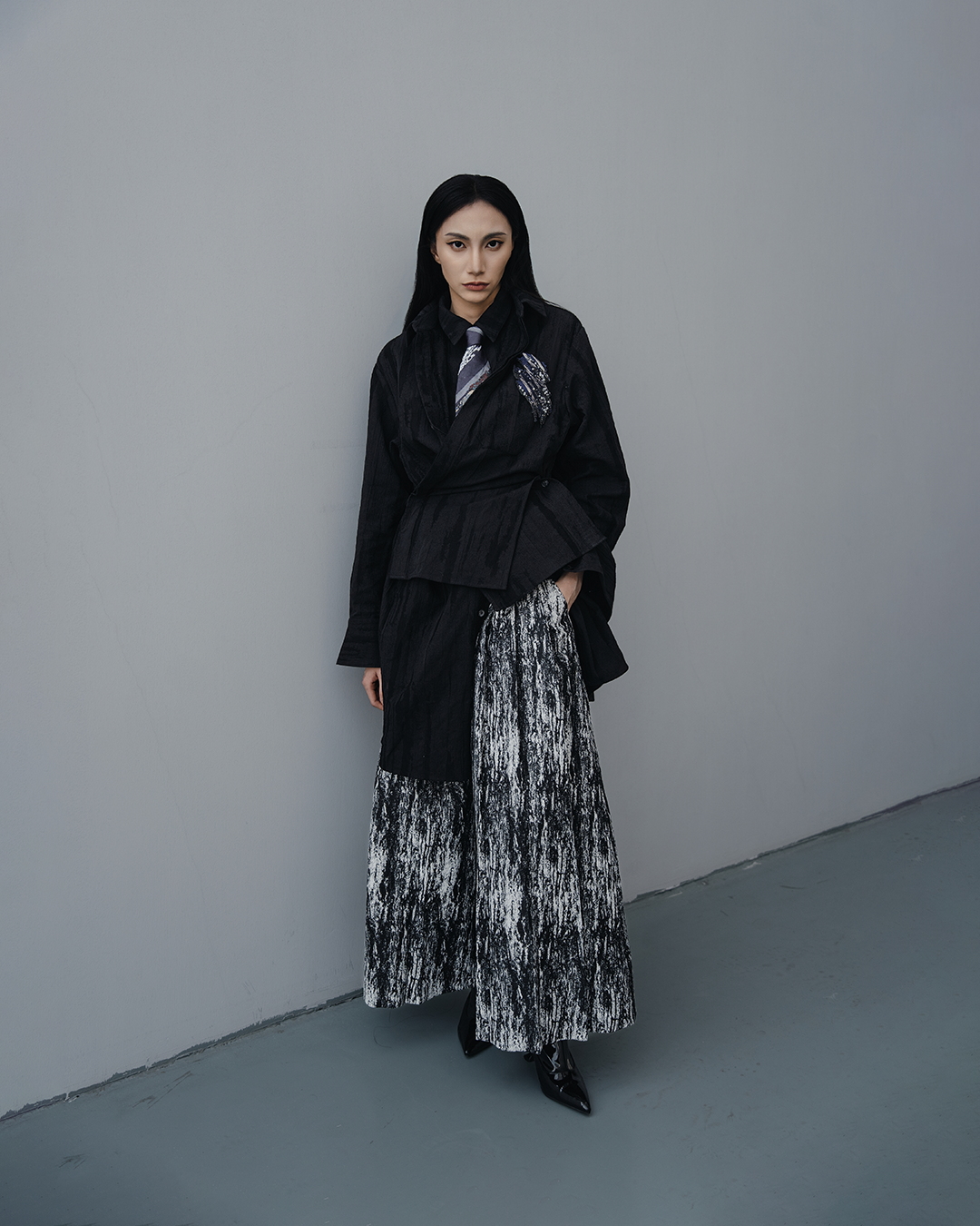 :\\ pleated hakama pants in artistic ink-splatter brocade