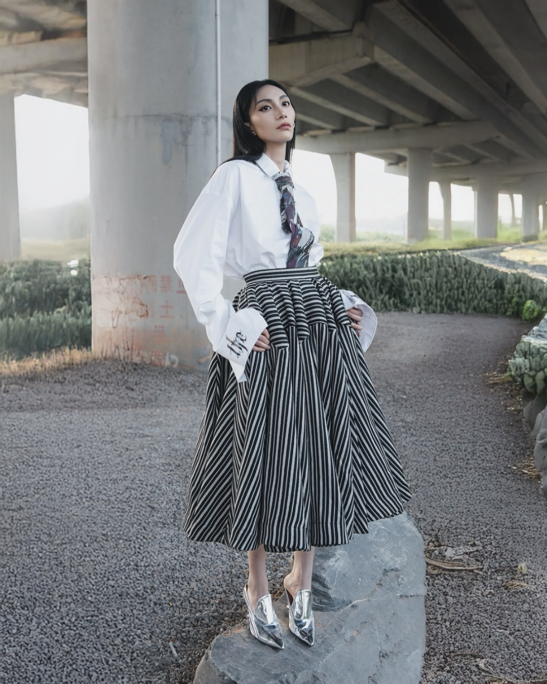 :\\ “the Chaos” oversized cropped shirt with brushstroke tie
