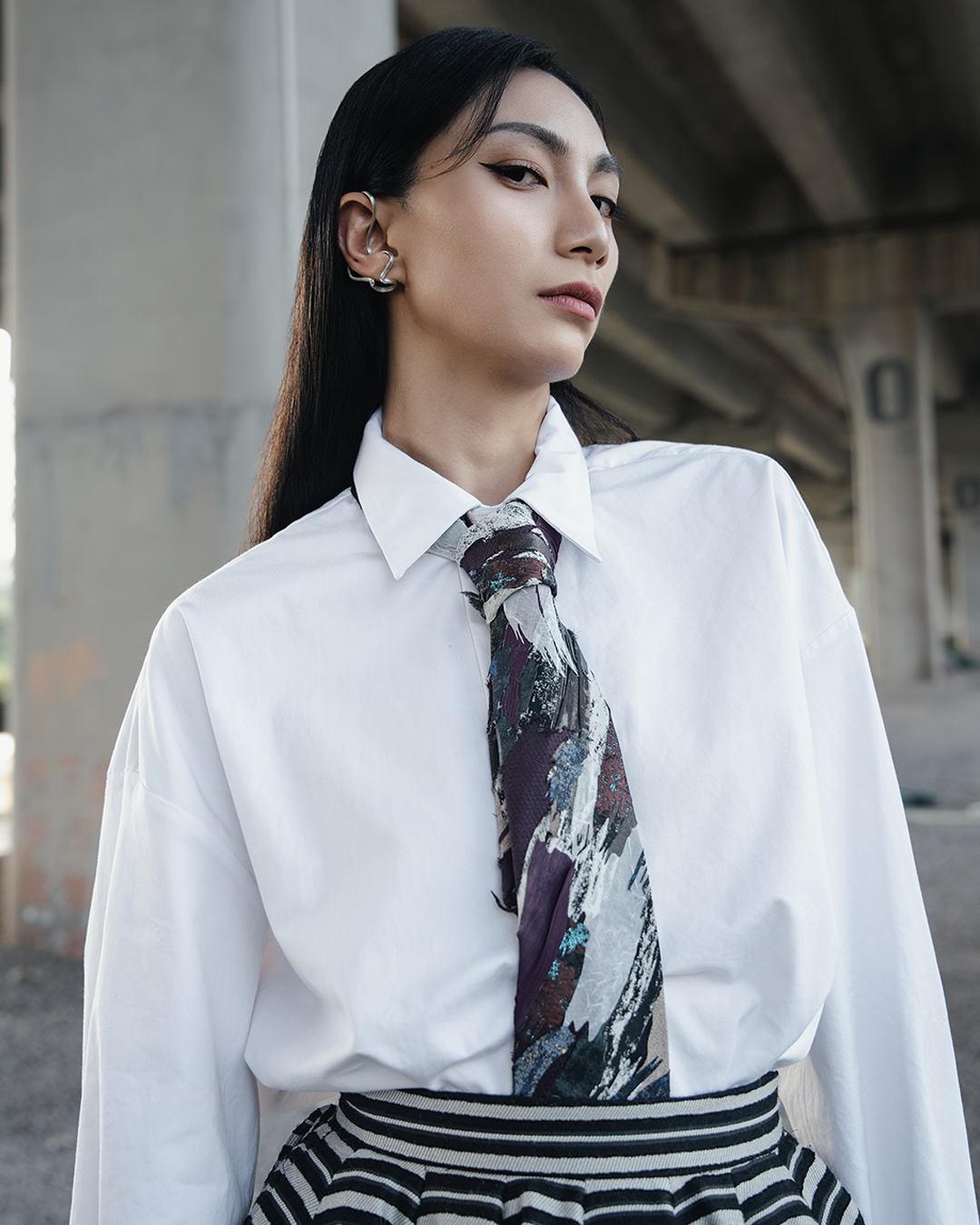 :\\ “the Chaos” oversized cropped shirt with brushstroke tie